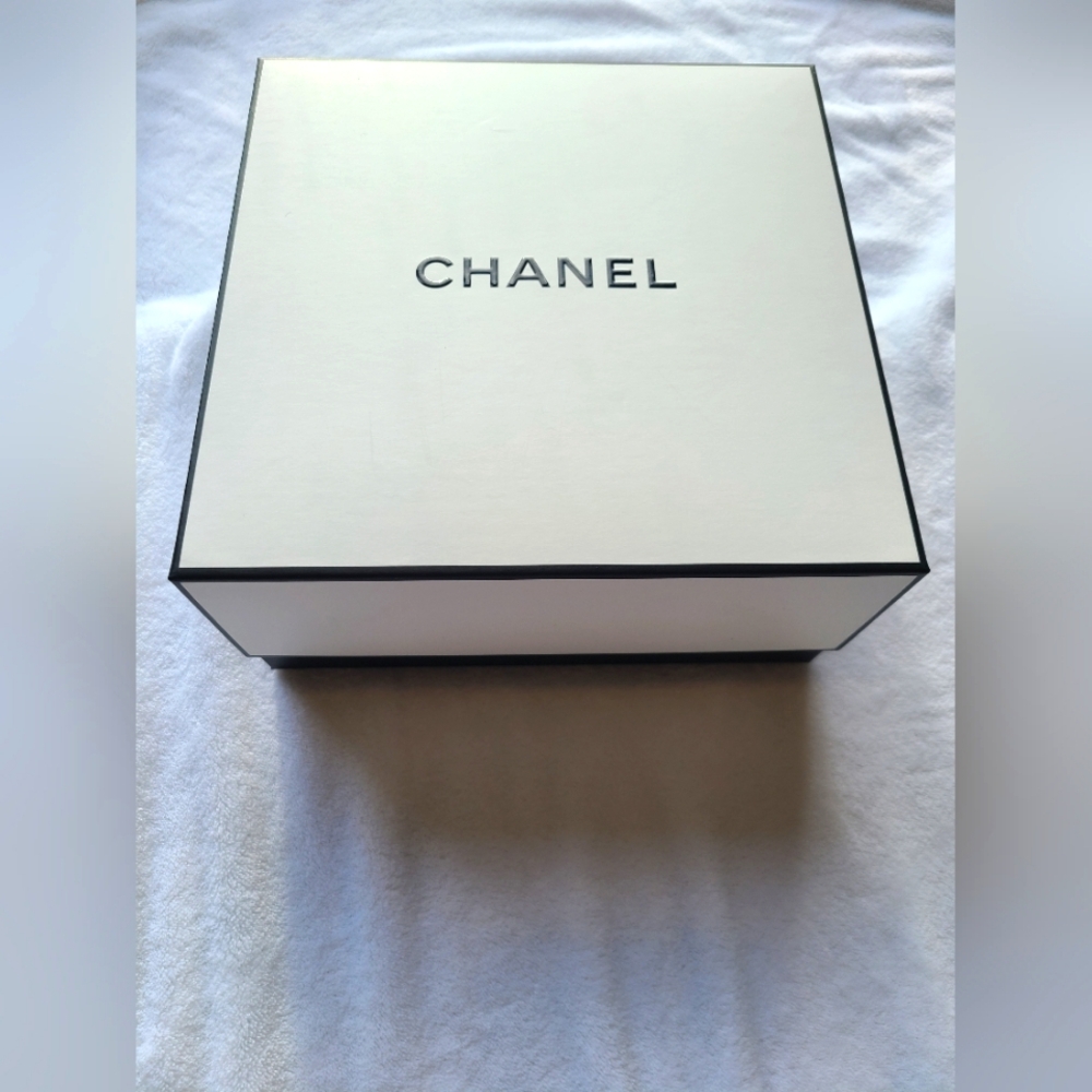 CHANEL Black and White Gift Box